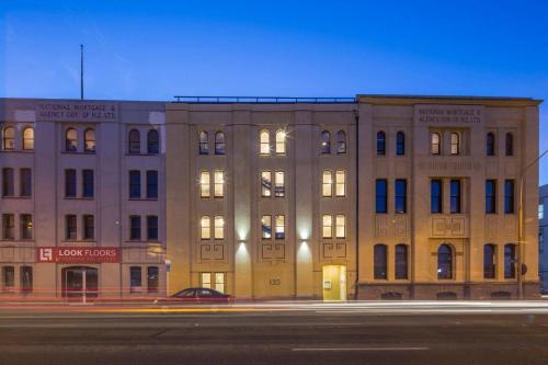 ダニーデンにあるCumberland Street deluxe apartment No4の夜の大きな建物