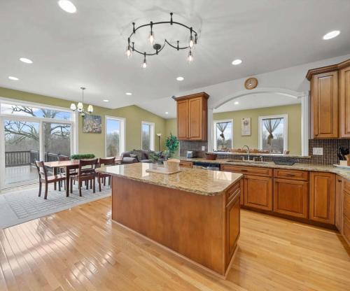 Η κουζίνα ή μικρή κουζίνα στο The Ann Arbor Estate - 5BR Home with Theater & Deck