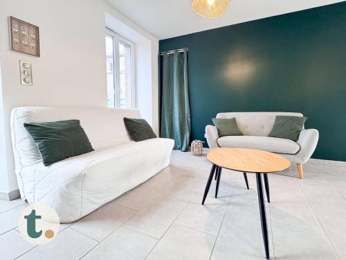 un salon avec un canapé blanc et une table dans l'établissement Tranquiloue - Maison Familiale - 15min Puy du Fou, aux Herbiers