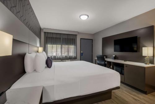 Кровать или кровати в номере Sunset West Hotel, SureStay Collection By Best Western