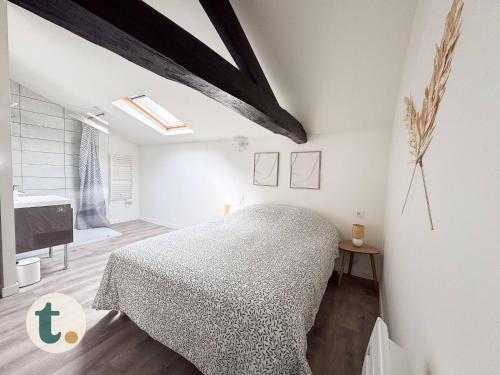 une chambre avec un lit et une télévision dans l'établissement Tranquiloue - Petit Appartement - 10min Puy du Fou, aux Herbiers