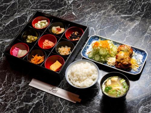 ホテルの敷地内または近くでの食事または食べ物
