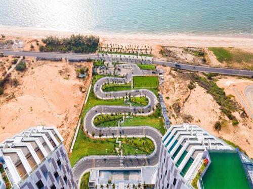 Mandala Beachfront Mui Ne - TanThanh Condotel في موي ني: اطلالة جوية على مبنى على الشاطئ