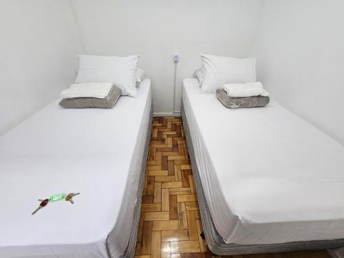 Ένα ή περισσότερα κρεβάτια σε δωμάτιο στο Quarto Privativo em Condominio