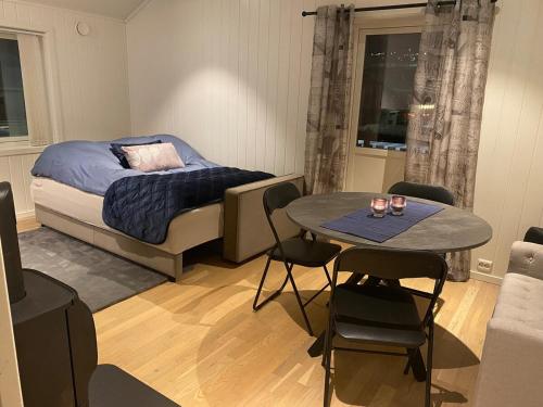 Postel nebo postele na pokoji v ubytování By the city center Free parking Newly renovated