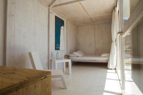 een kamer met een bank en een bed erin bij Aquiles Eco Hotel in São Pedro