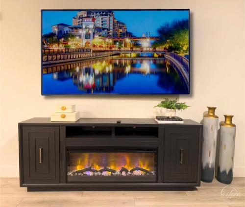 TV a/nebo společenská místnost v ubytování Scottsdale Quarters 1