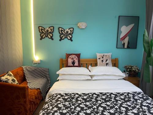 a bedroom with a bed with butterflies on the wall at Changsha Fuxiangyuan International Hostel in Changsha