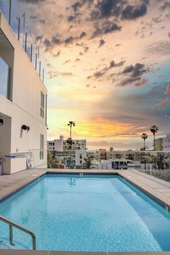 a large swimming pool on top of a building at Modern Hollywood Walk of Fame Apts- Free Parking, 360 Rooftop, Pool, Gym- Centrally located in Los Angeles