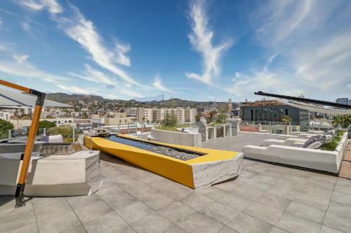 a rooftop patio with a pool on top of a building at Modern Hollywood Walk of Fame Apts- Free Parking, 360 Rooftop, Pool, Gym- Centrally located in Los Angeles