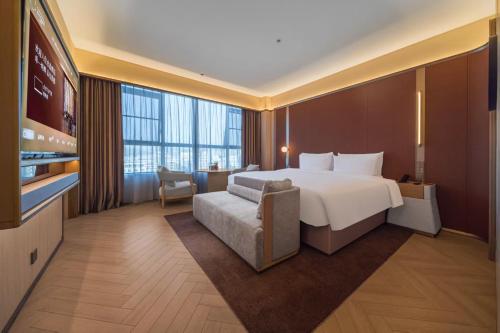 Postel nebo postele na pokoji v ubytování Yangjiang Jiangcheng Jinshang Road Orange Crystal Hotel