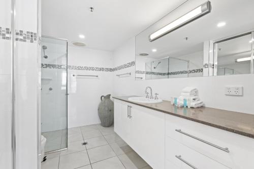 Bilik mandi di Beachfront Talisman 22nd Floor, Ocean Views