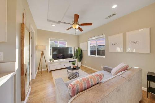 Ruang duduk di Trendy San Diego Home with Outdoor Space