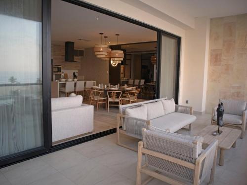 Beachfront apartmentにあるシーティングエリア