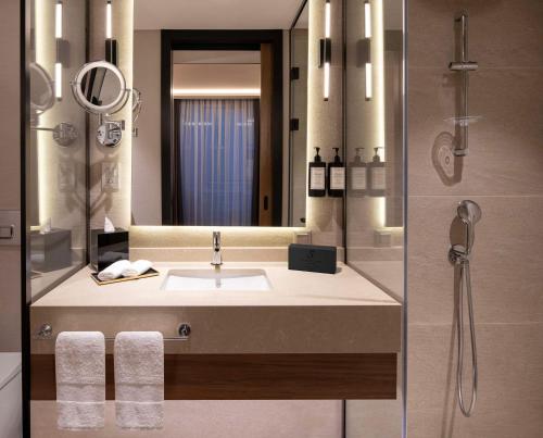 Ванная комната в Altunizade Suites Istanbul, Curio Collection By Hilton