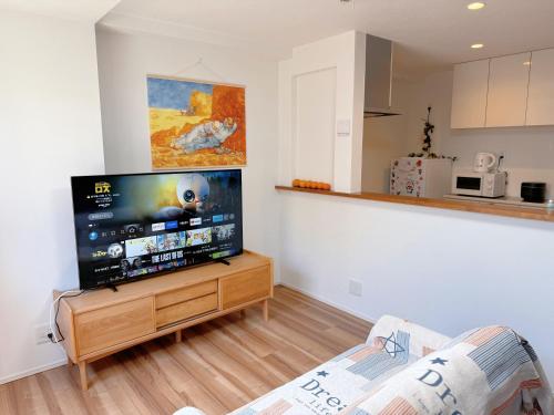 a living room with a large flat screen tv at MomodaniHome地铁口旁JR大阪环状线近奈良溫馨家庭地暖一户建直达梅田天王寺大阪城公园 in Osaka
