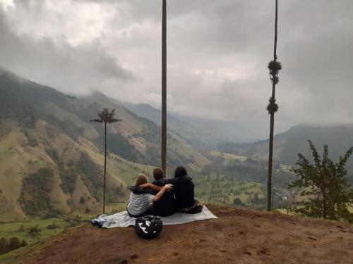 a group of people sitting on top of a mountain at hospedaje El patio in Salento