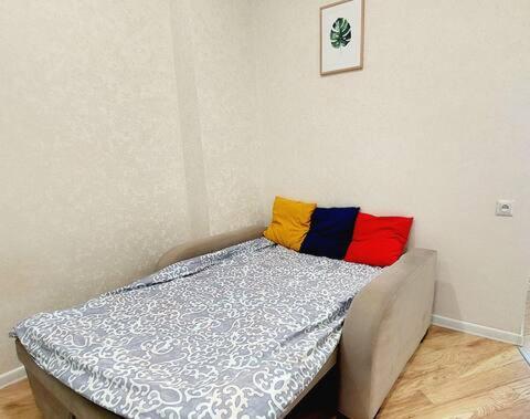 Cama o camas de una habitación en Cozy 1BR Apt near Metro Station on Saburtalo.