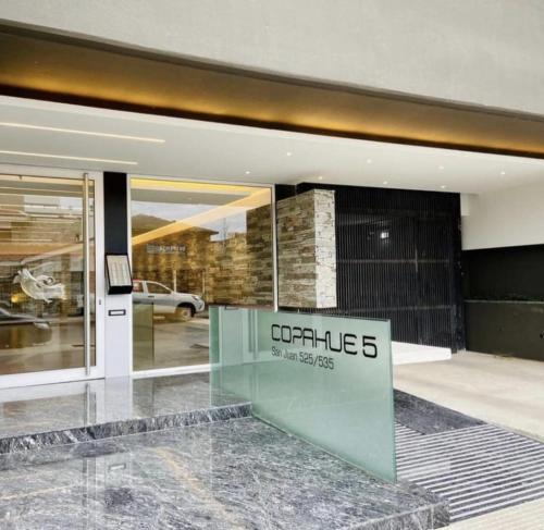 ビヤ・マリアにあるLa Riviera COPAHUE - CON COCHERAの看板が掲げられた店先