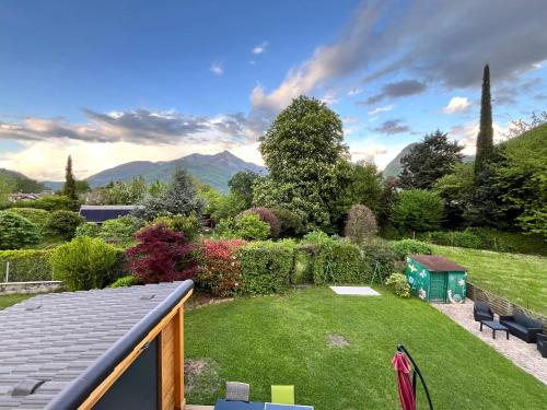 a view of a garden with mountains in the background at Le Hourmigué maison avec jacuzzi à 15mn de Luchon in Cierp