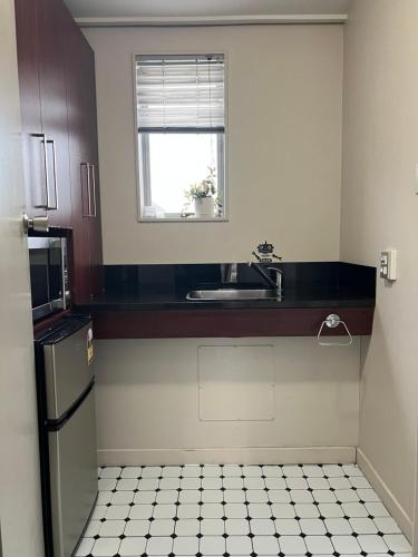 Kuchyň nebo kuchyňský kout v ubytování Cosy Motel Studio Apartment in Central City-up to 2 beds