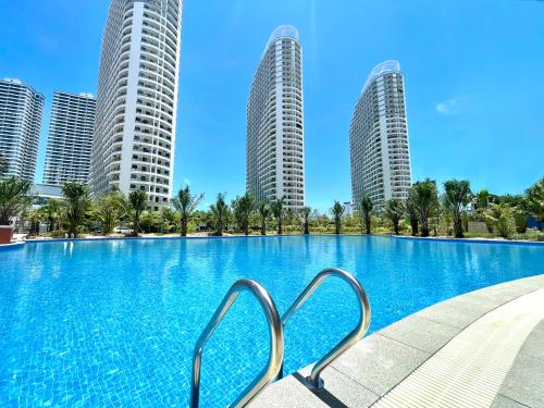 西哈努克STAR BAY Residence - FREE Laundry - 400m to Sokha Beach的高楼林立的城市里的游泳池