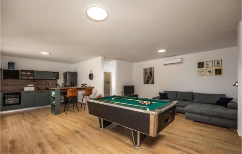 Una sala de estar con una mesa de billar. en Villa Deep Green, en Maslenica