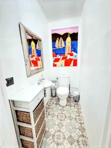 une salle de bain avec un lavabo et des toilettes et un tableau dans l'établissement Mini Duplex 50m du Vieux Port, à Cannes