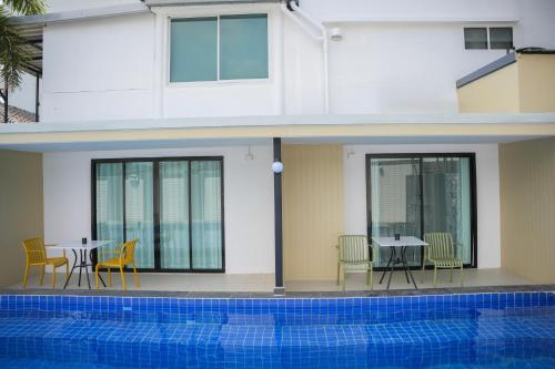 Piscina en o cerca de R2 Bed and Pool Kanchanaburi