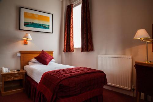 Postel nebo postele na pokoji v ubytování Royal Exeter Hotel