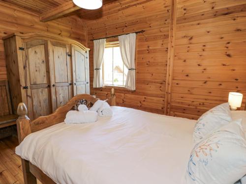 Ένα ή περισσότερα κρεβάτια σε δωμάτιο στο Sun View Lodge