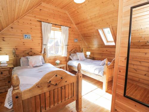 Ένα ή περισσότερα κρεβάτια σε δωμάτιο στο Sun View Lodge