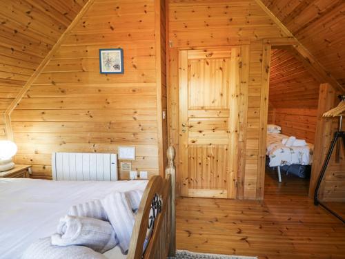 Ένα ή περισσότερα κρεβάτια σε δωμάτιο στο Sun View Lodge