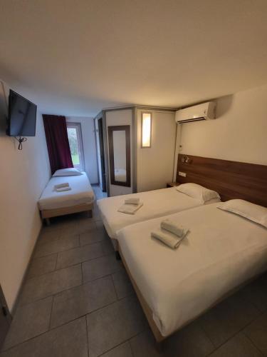 Postel nebo postele na pokoji v ubytování Brit Hotel Plaisance A9/A61