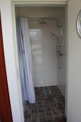 Kylpyhuone majoituspaikassa Nolgårdens Turistboende