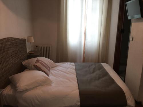 Katil atau katil-katil dalam bilik di Ma Petite Auberge