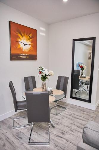 Ein Sitzbereich in der Unterkunft Brand-new three bedroom guest suite in the desirable neighbourhood