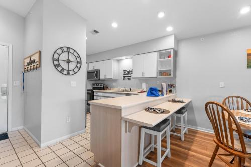 Η κουζίνα ή μικρή κουζίνα στο Fairway Heights condo