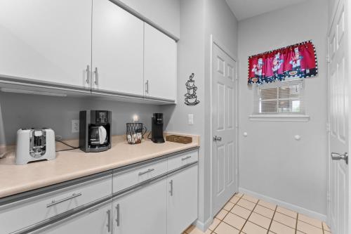 Η κουζίνα ή μικρή κουζίνα στο Fairway Heights condo