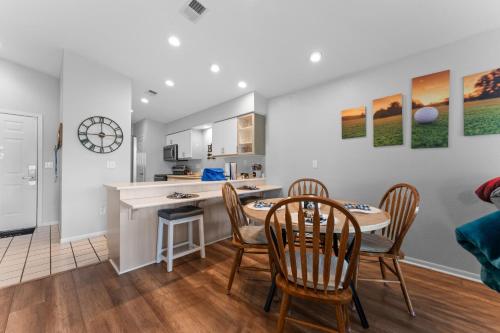 Η κουζίνα ή μικρή κουζίνα στο Fairway Heights condo