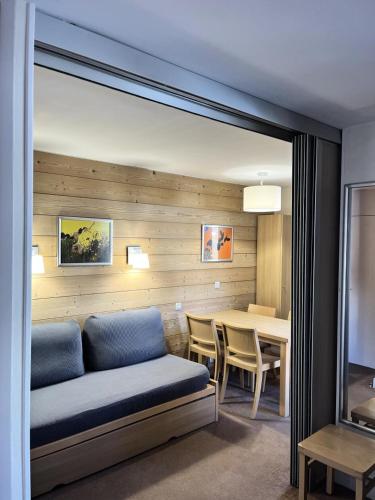 un salon avec un canapé et une table dans l'établissement Résidence Plagne Lauze - maeva Home - Studio 4 Personnes - Sélection MAE-3554, à Mâcot La Plagne