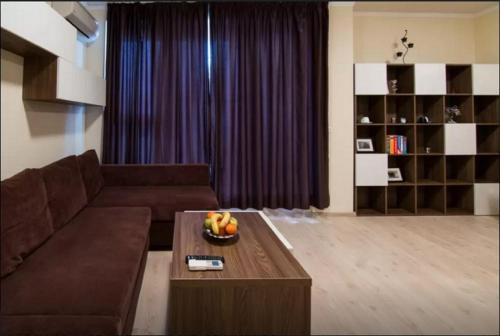 Una sala de estar con un sofá y una mesa de café. en Super Central Luxury Apartments, en Burgas