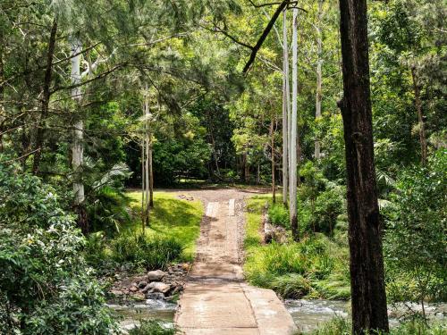 Taman di luar Creekside Rainforest Retreat