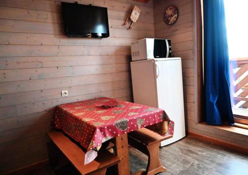 - une cuisine avec une table et un réfrigérateur dans la chambre dans l'établissement Résidence Arc En Ciel - Appartement 3 pièces 6 personnes à Vallandry en centre station et à côté des pistes MAE-2047, à Peisey-Nancroix