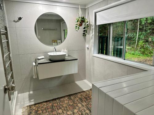 Bilik mandi di Creekside Rainforest Retreat