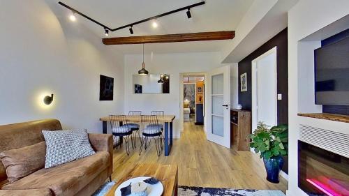 un salon avec un canapé et une table dans l'établissement Appartement Nancy, à La Celle-sous-Gouzon