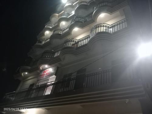 巴特那Hotel Vishwa Residency的侧面有灯的建筑物