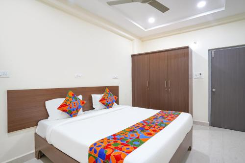 Una cama o camas en una habitación de FabHotel Frendz - Nr Hitech City Metro Station