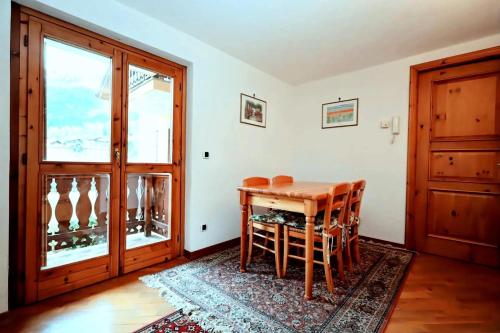 une salle à manger avec une table et des chaises et une fenêtre dans l'établissement Résidence Beauregard - Beauregard 6 MAE-6421, aux Houches