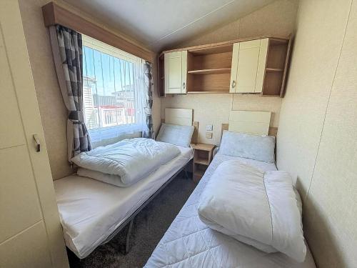 Voodi või voodid majutusasutuse Lovely 8 Berth Caravan Nearby Scratby Beach In Norfolk Ref 50021F toas